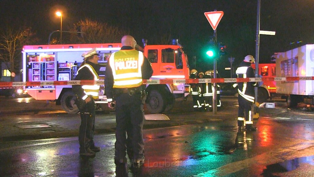 Schwerer VU Koeln Hahnwald Kiesgrubenweg Emil Hoffmannstr P031.jpg